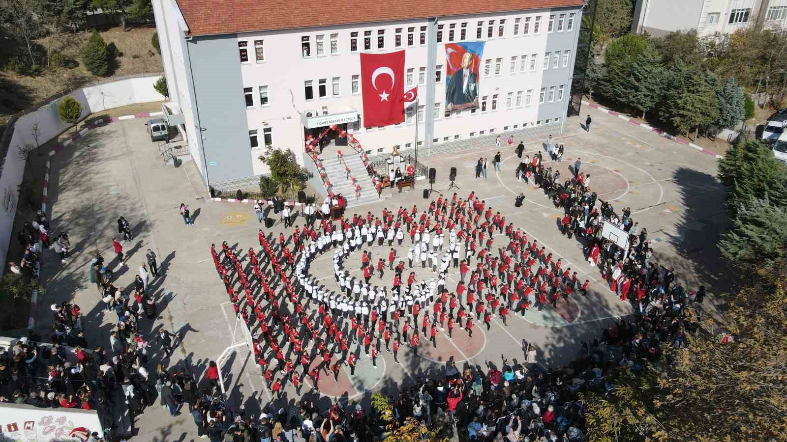 Bandırma’da öğrenciler "Ay Yıldız " kareografisi oluşturdu
