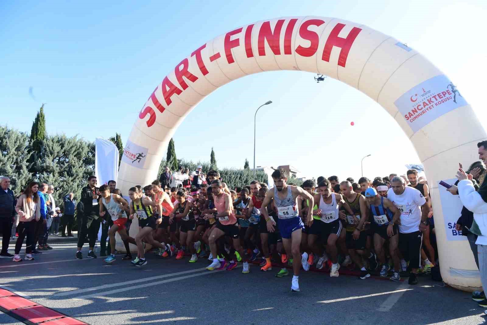 ’Sancaktepe Cumhuriyet Koşusu’ yüzlerce sporcunun katılımıyla gerçekleşti