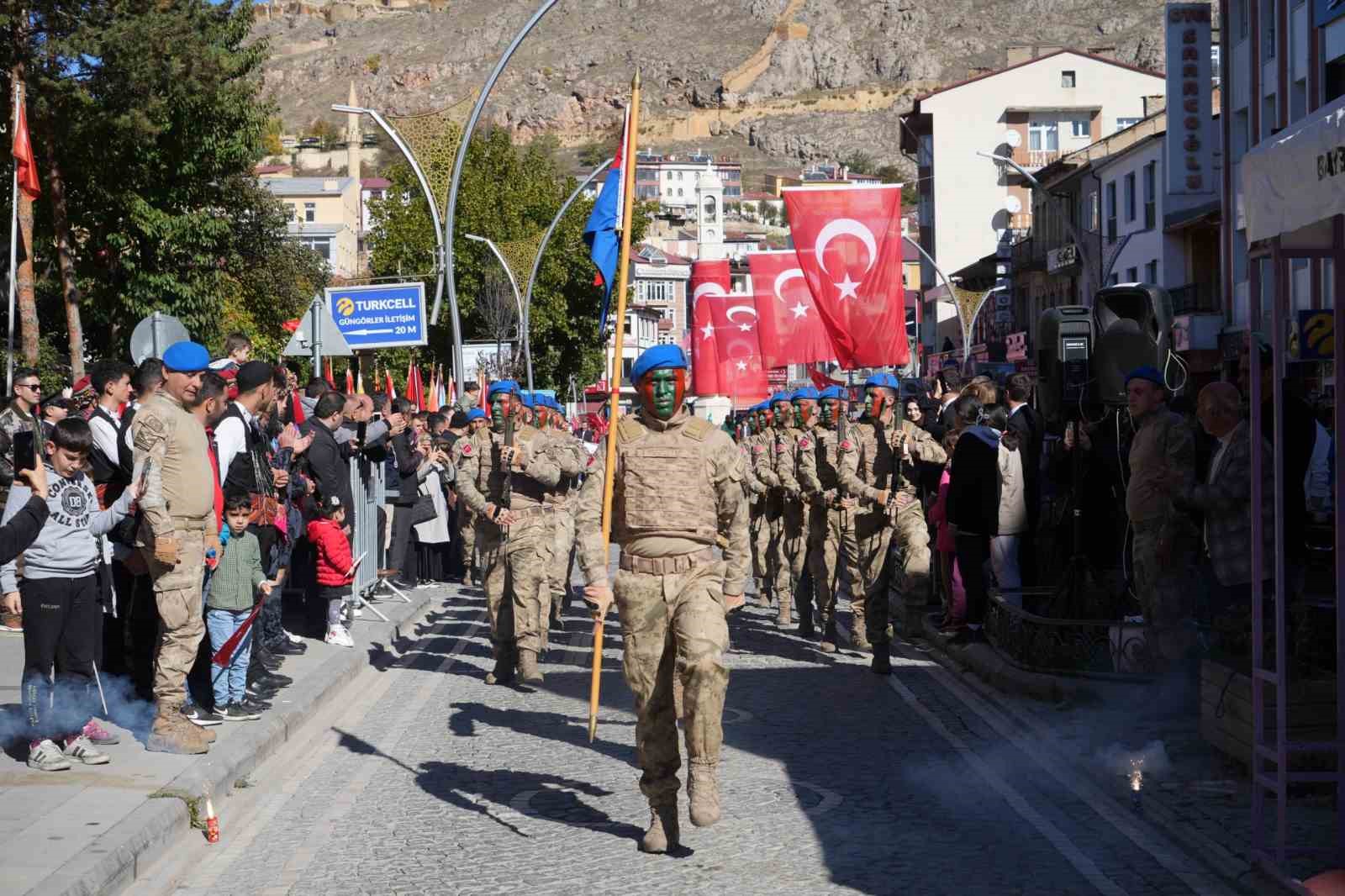 Bayburt’ta 29 Ekim Cumhuriyet Bayramı kutlamasına komandoların gösterisi damga vurdu