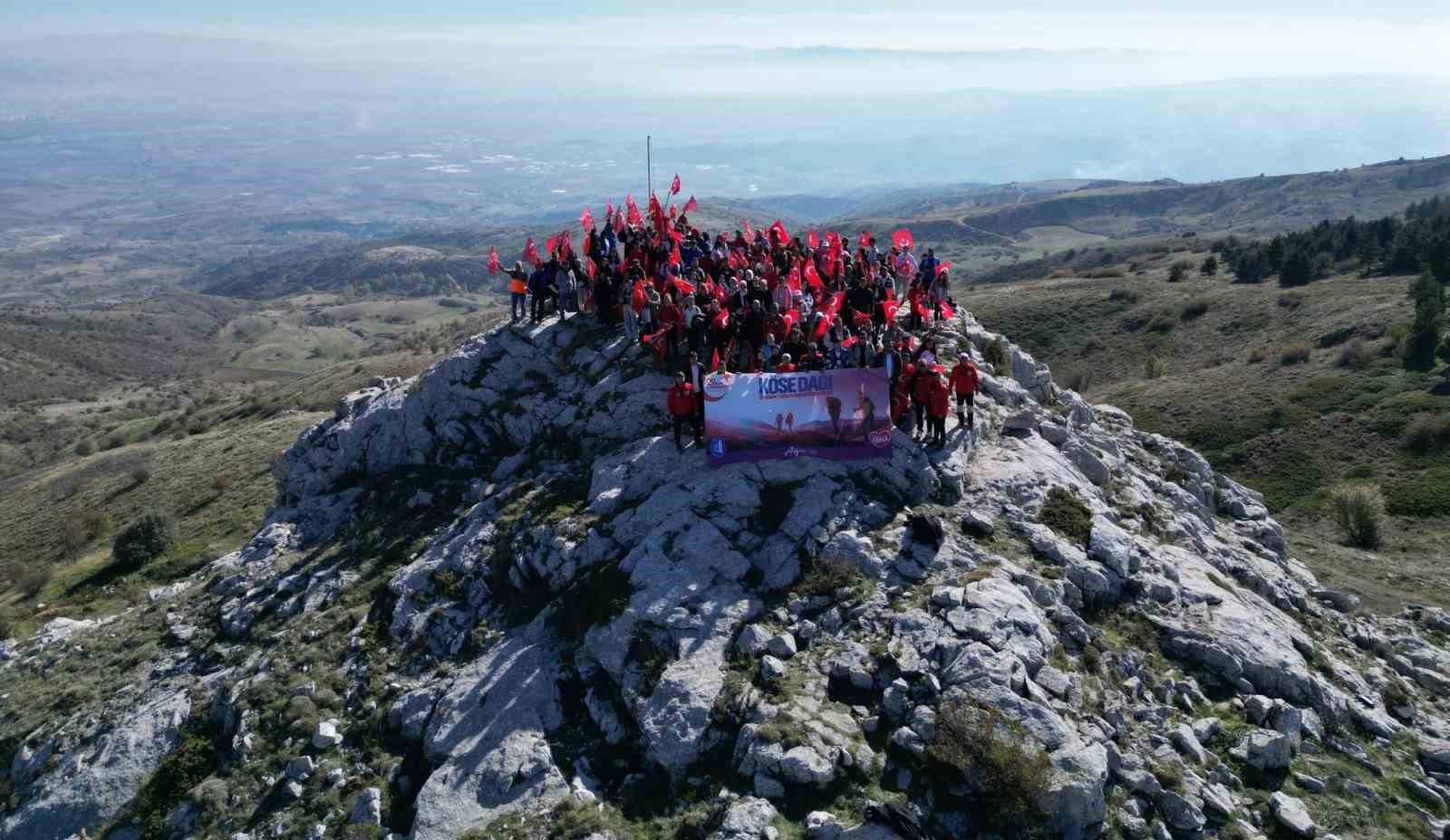 Kösedağ’ın zirvesine dev Türk bayrağı