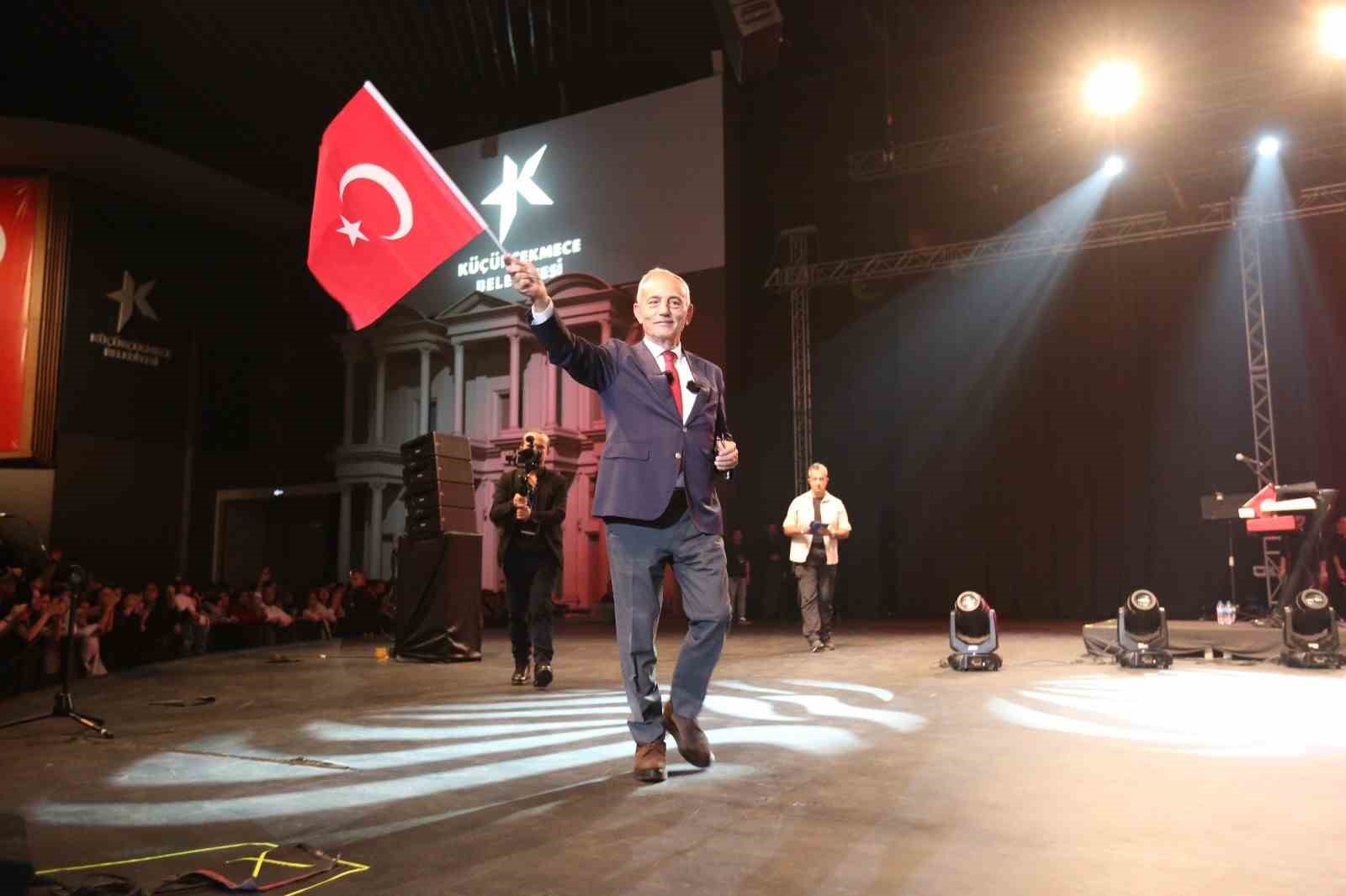 Küçükçekmece’de vatandaşlar Cumhuriyet Bayramı coşkusunu Hande Yener konseri ile yaşadı
