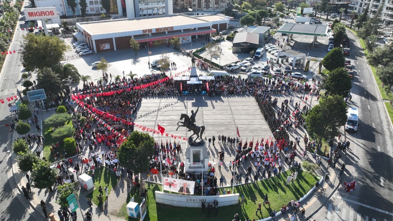 Cumhuriyetin 101. Yılı Edremit’te coşkuyla kutlandı
