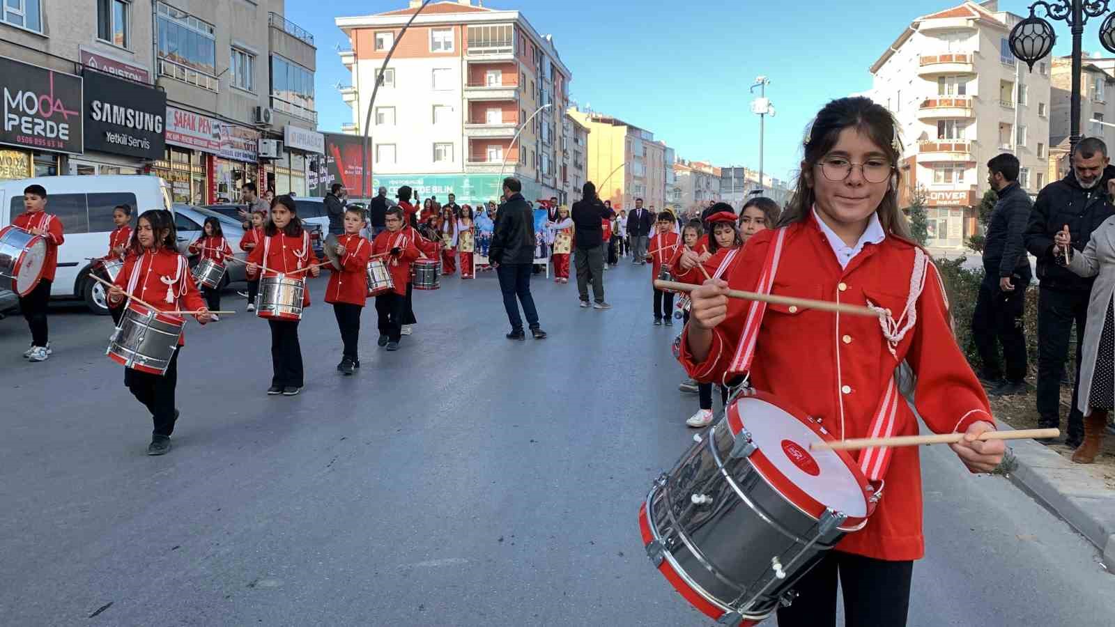 Karaman’da ilkokul öğrencilerinin bando gösterisi büyük beğeni topladı