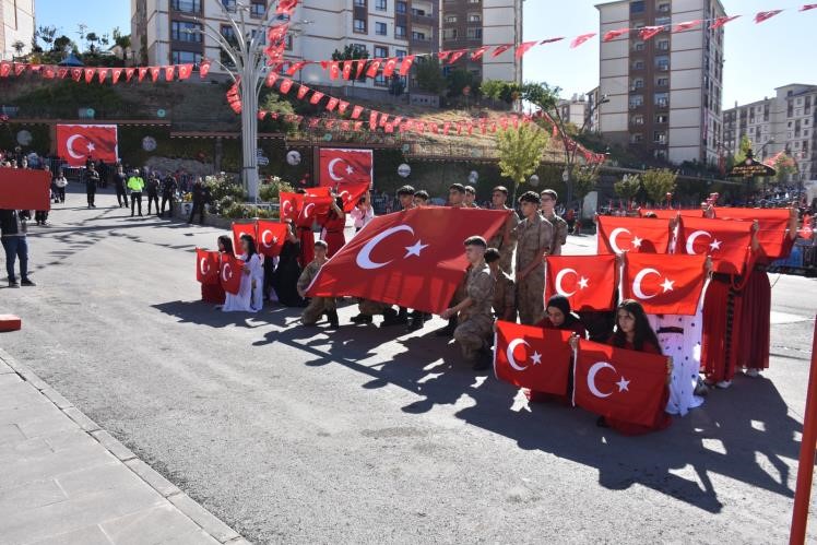 Diyarbakır, Batman ve Şırnak’ta Cumhuriyet’in 101’inci yılı halk oyunları ve komandoların gösterisiyle kutlandı
