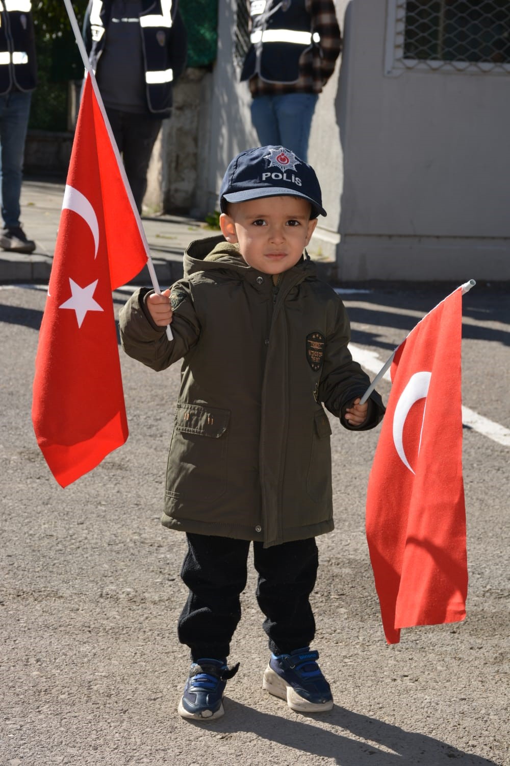 Minik seyirci halk oyunları ekibine eşlik ederek izleyenleri g&uuml;l&uuml;msetti
