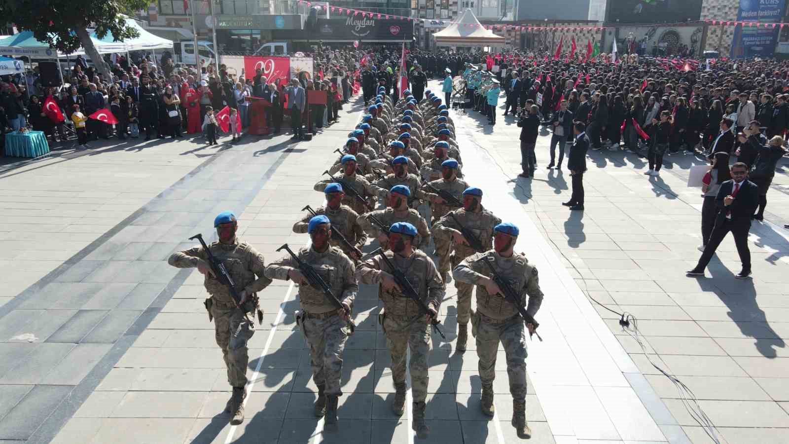 Komandolardan nefes kesen Cumhuriyet Bayramı g&ouml;steri
