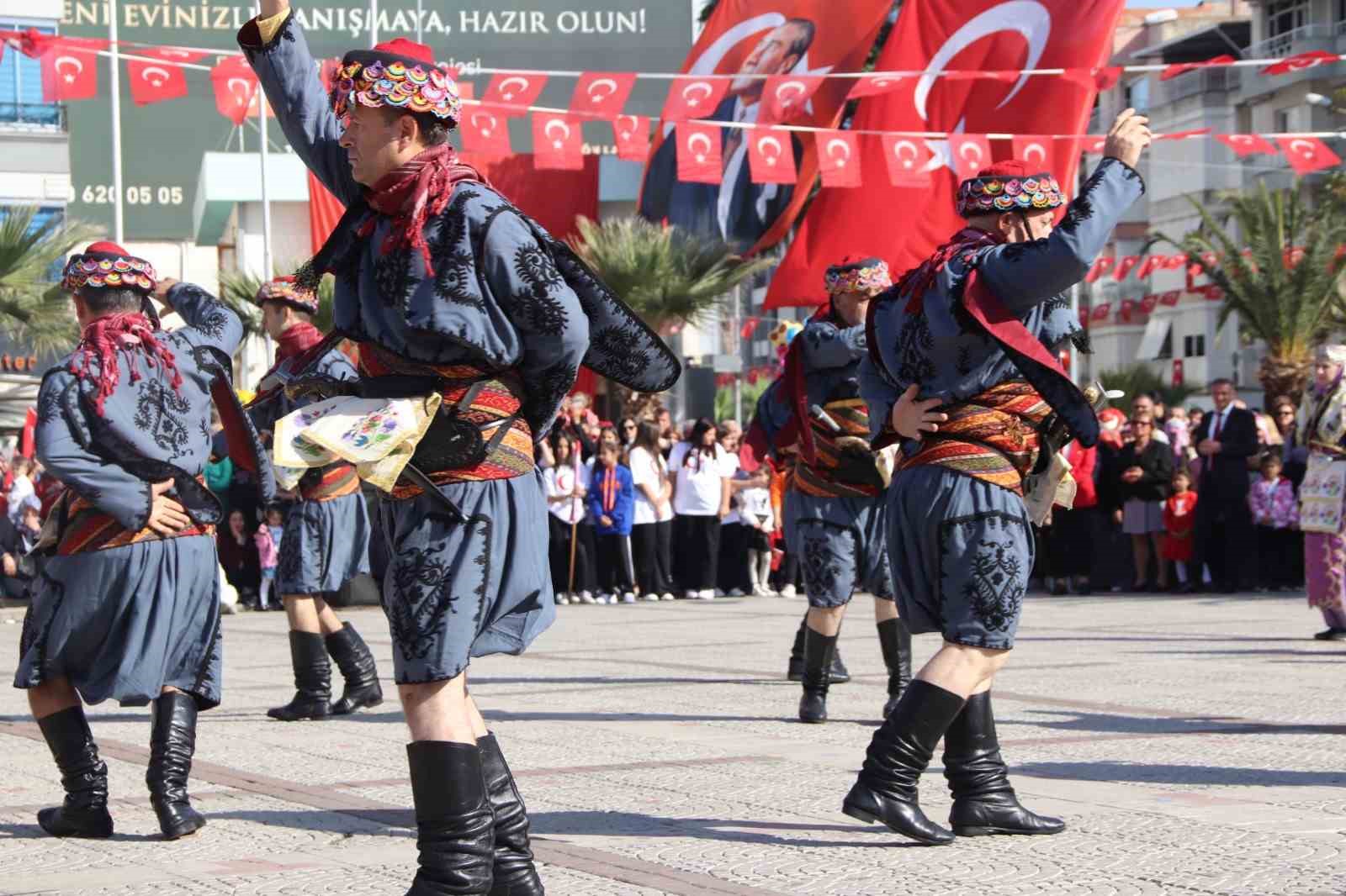 Kula, Salihli ve Turgutlu kırmızı beyaz renklere büründü
