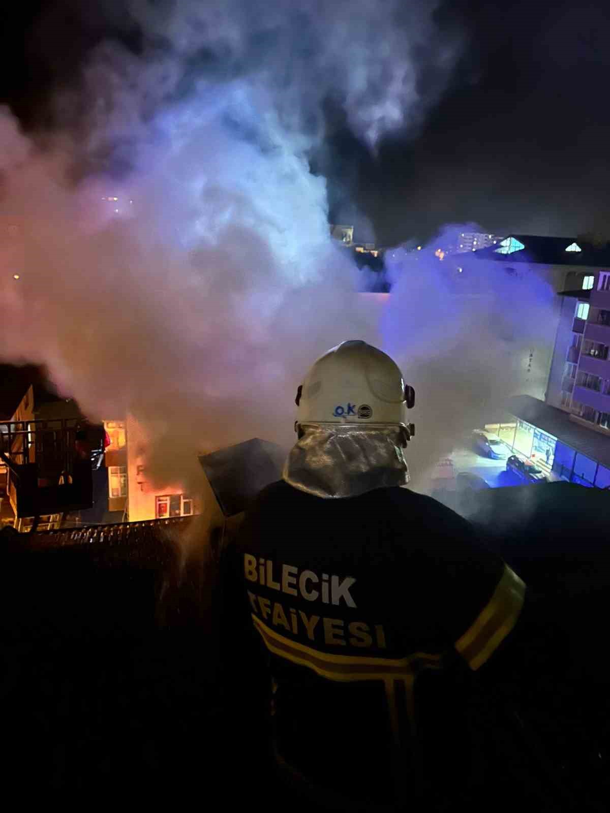 Bilecik&rsquo;te &ccedil;atı katında &ccedil;ıkan yangını korkuttu
