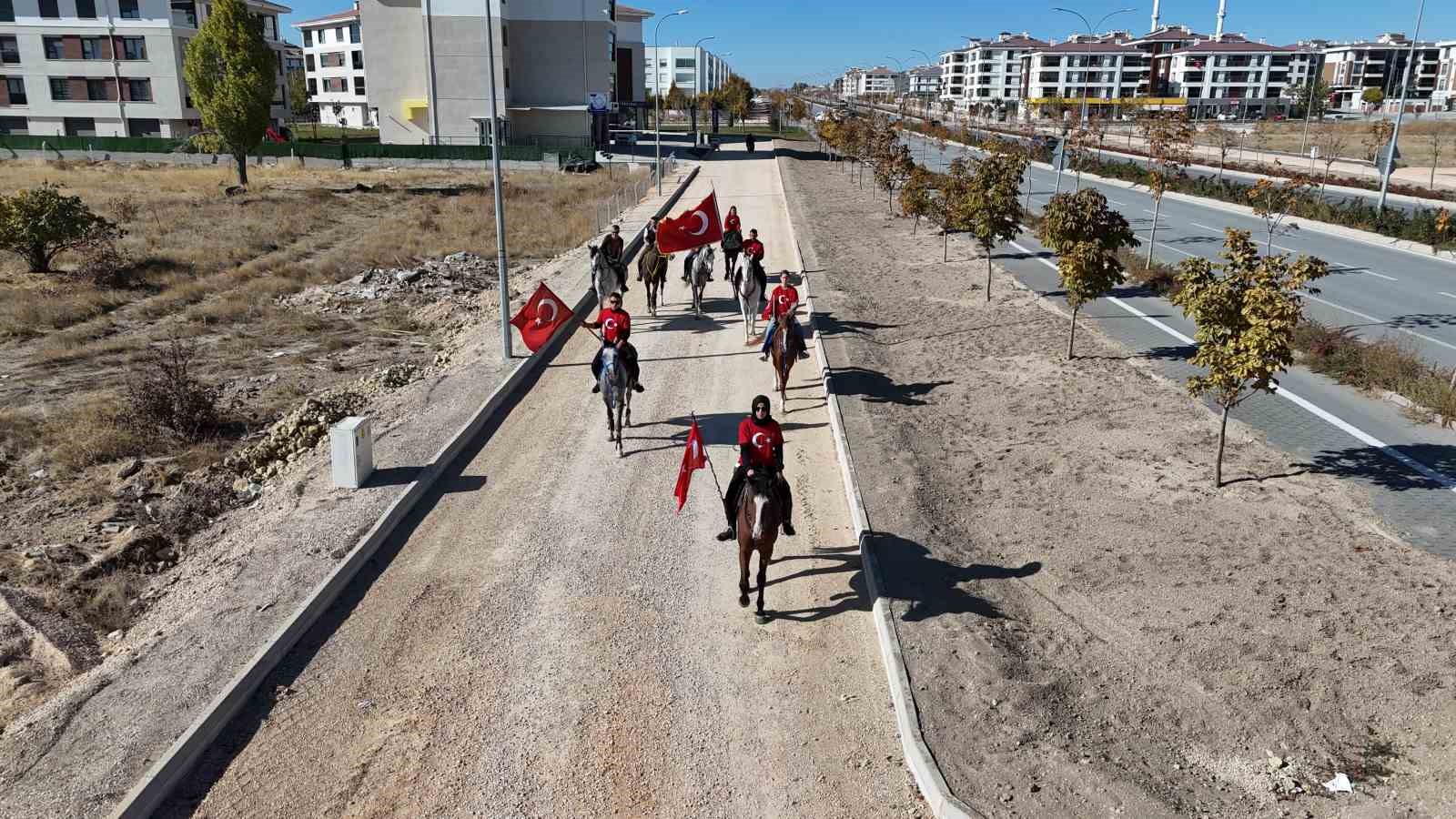 Cumhuriyet Bayramı’nı ata binerek kutladılar
