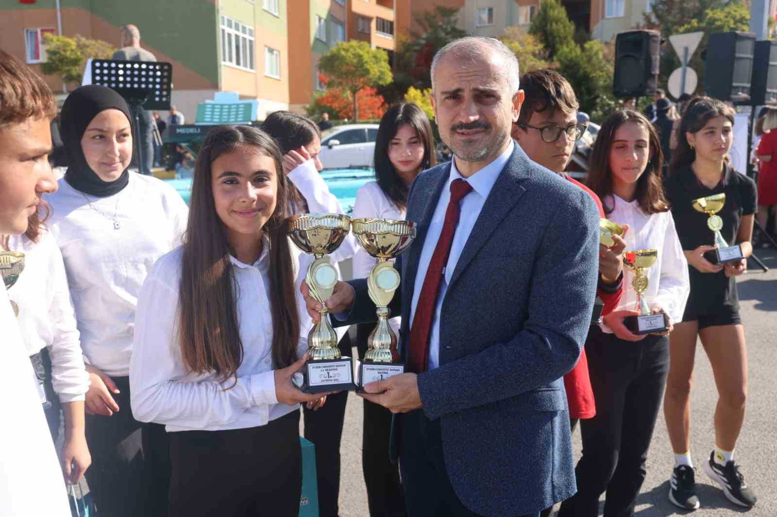 Ellerinde bayraklarla Cumhuriyet için yürüdüler