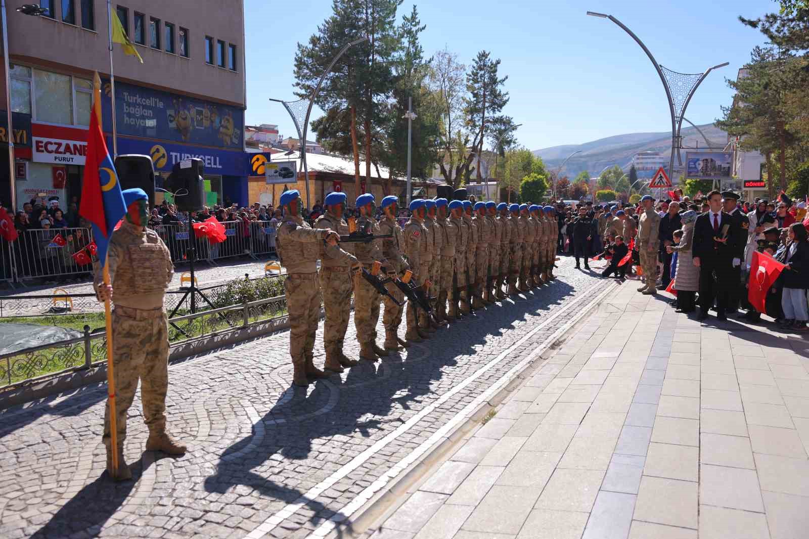 Bayburt’ta 29 Ekim Cumhuriyet Bayramı kutlamasına komandoların gösterisi damga vurdu
