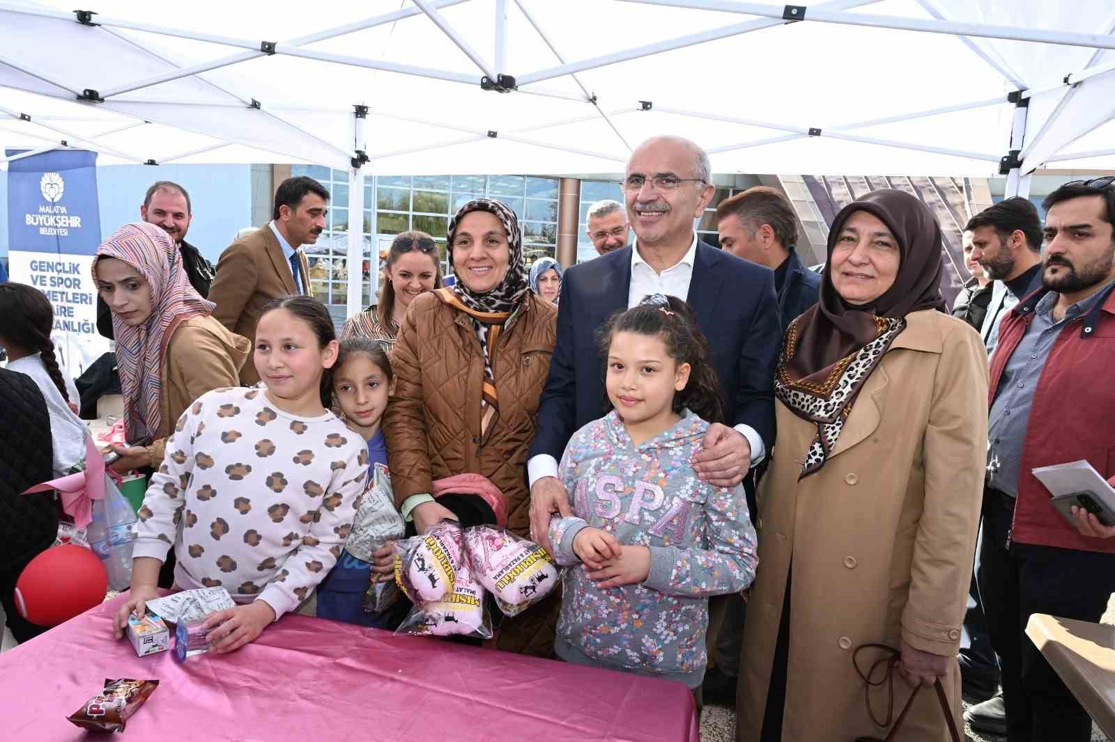 Er, Çocukların neşesine ortak oldu
