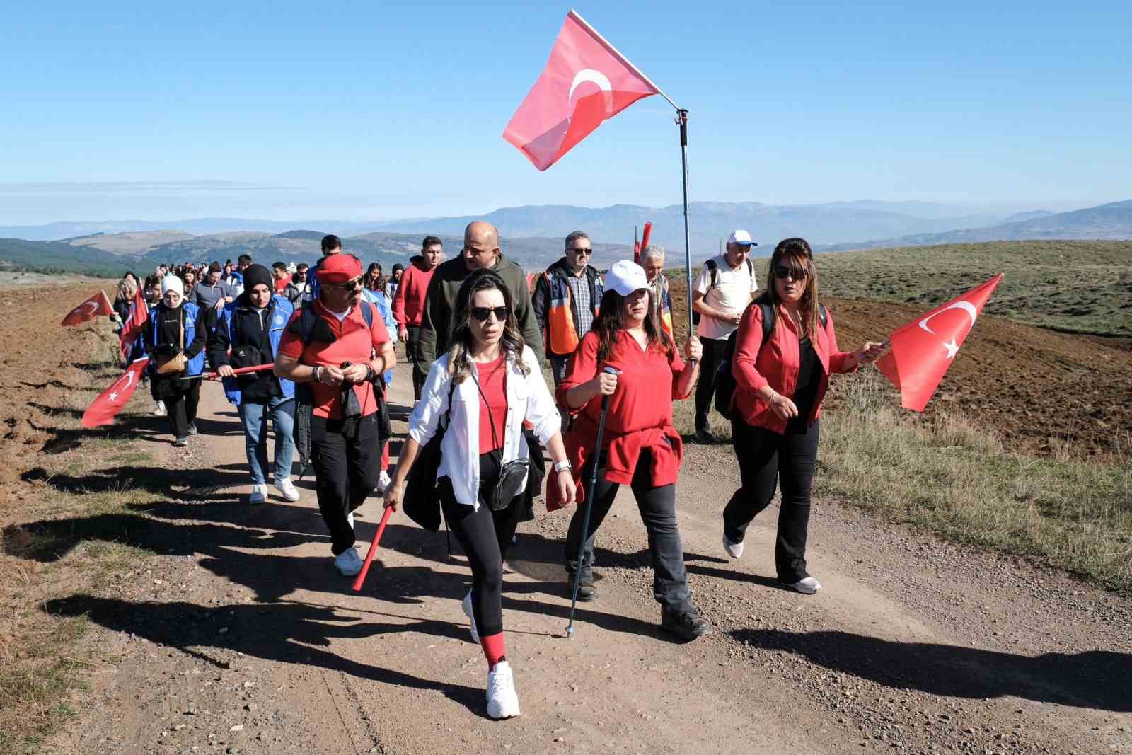 K&ouml;sedağ&rsquo;ın zirvesine dev T&uuml;rk bayrağı
