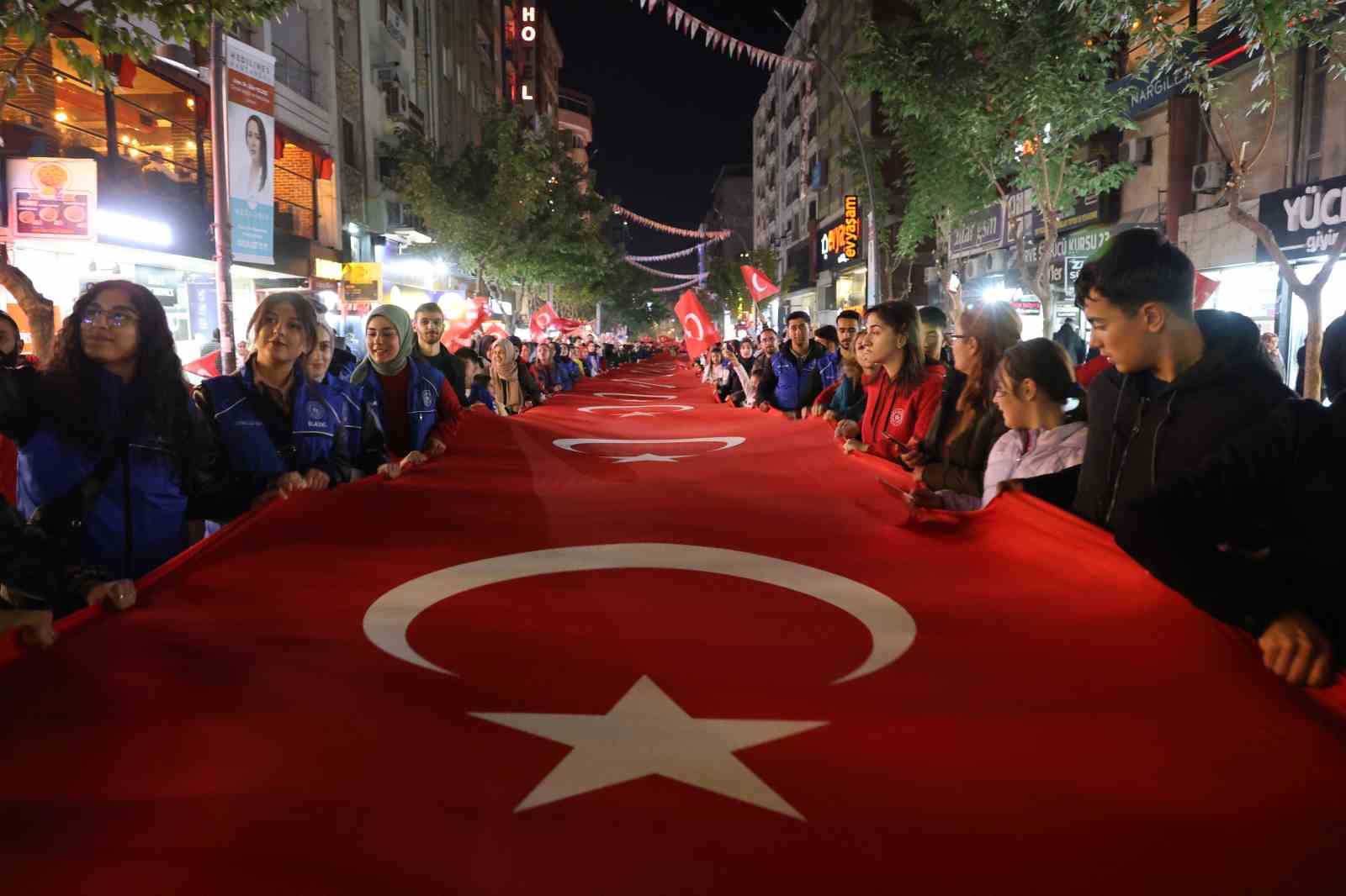 Elazığ’da fener alayı renkli görüntüler oluşturdu