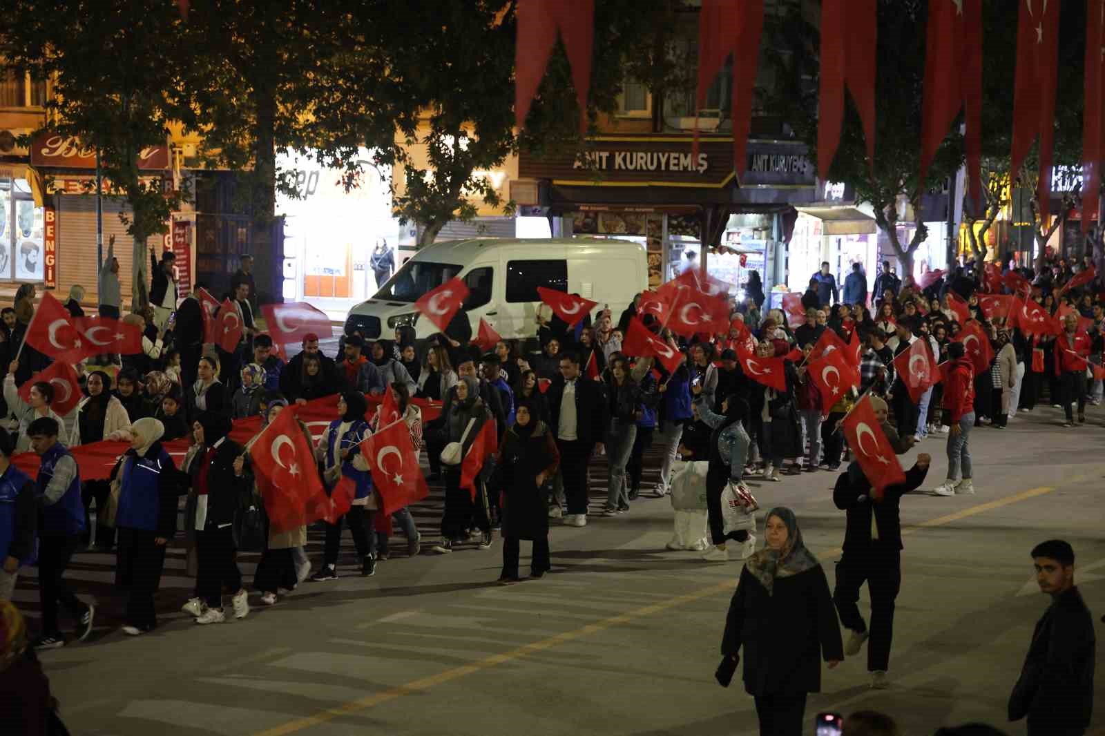 Elazığ’da fener alayı renkli görüntüler oluşturdu
