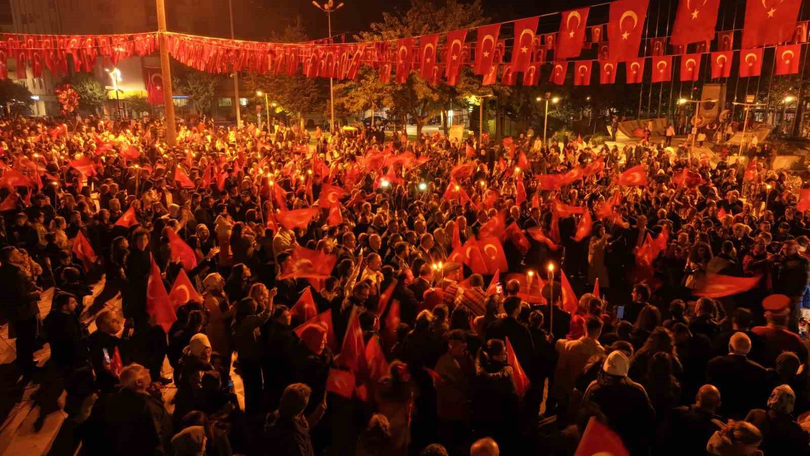 Cumhuriyetin 101’inci yılında binlerce vatandaş fener alayı coşkusu yaşadı
