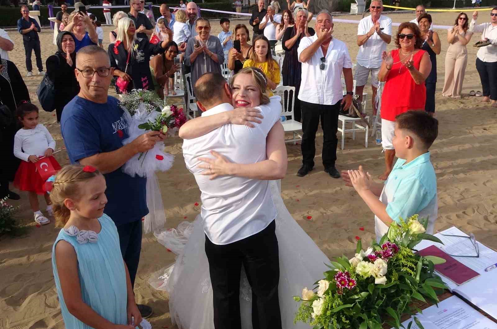 Kanseri yenen Alman geline Kızkalesi’nde düğün