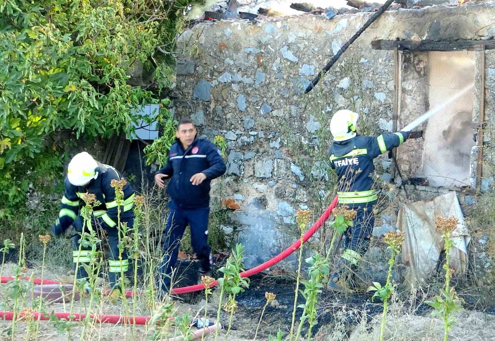 Menteşe’de ev ve ahır yangını söndürüldü
