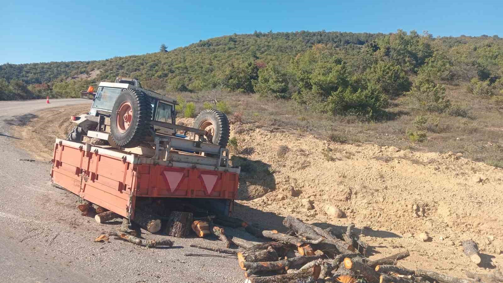 Bilecik’te seyir halindeki traktör römorku devrilirken, sürücüsü yaralandı