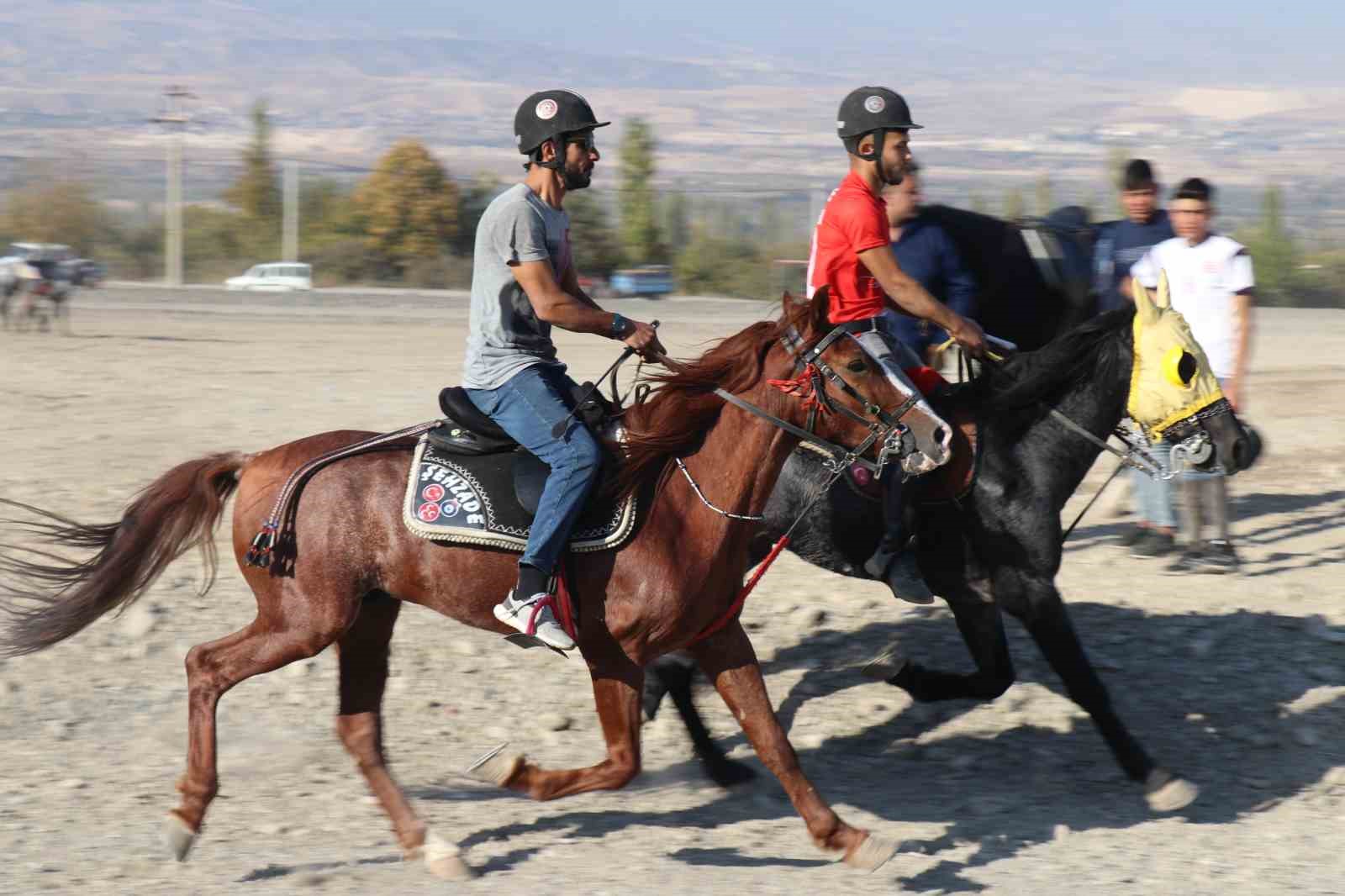 Honaz’da rahvan atlar, Cumhuriyet’in 101. yıl dönümü için koştu