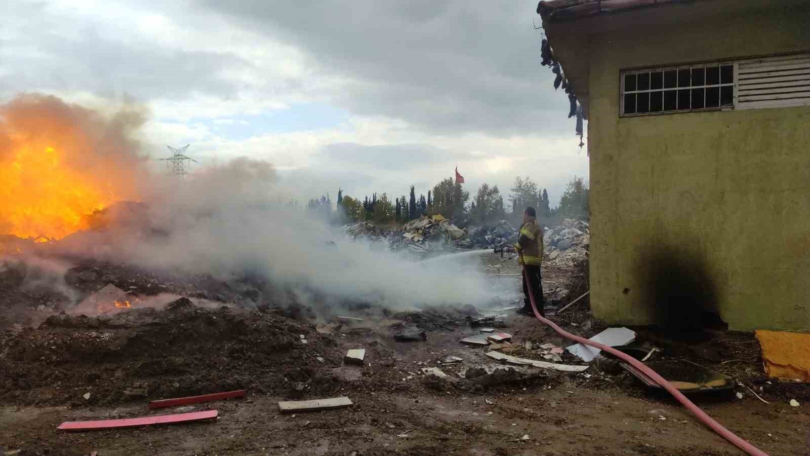 Belediyenin moloz depolama alanında yangın
