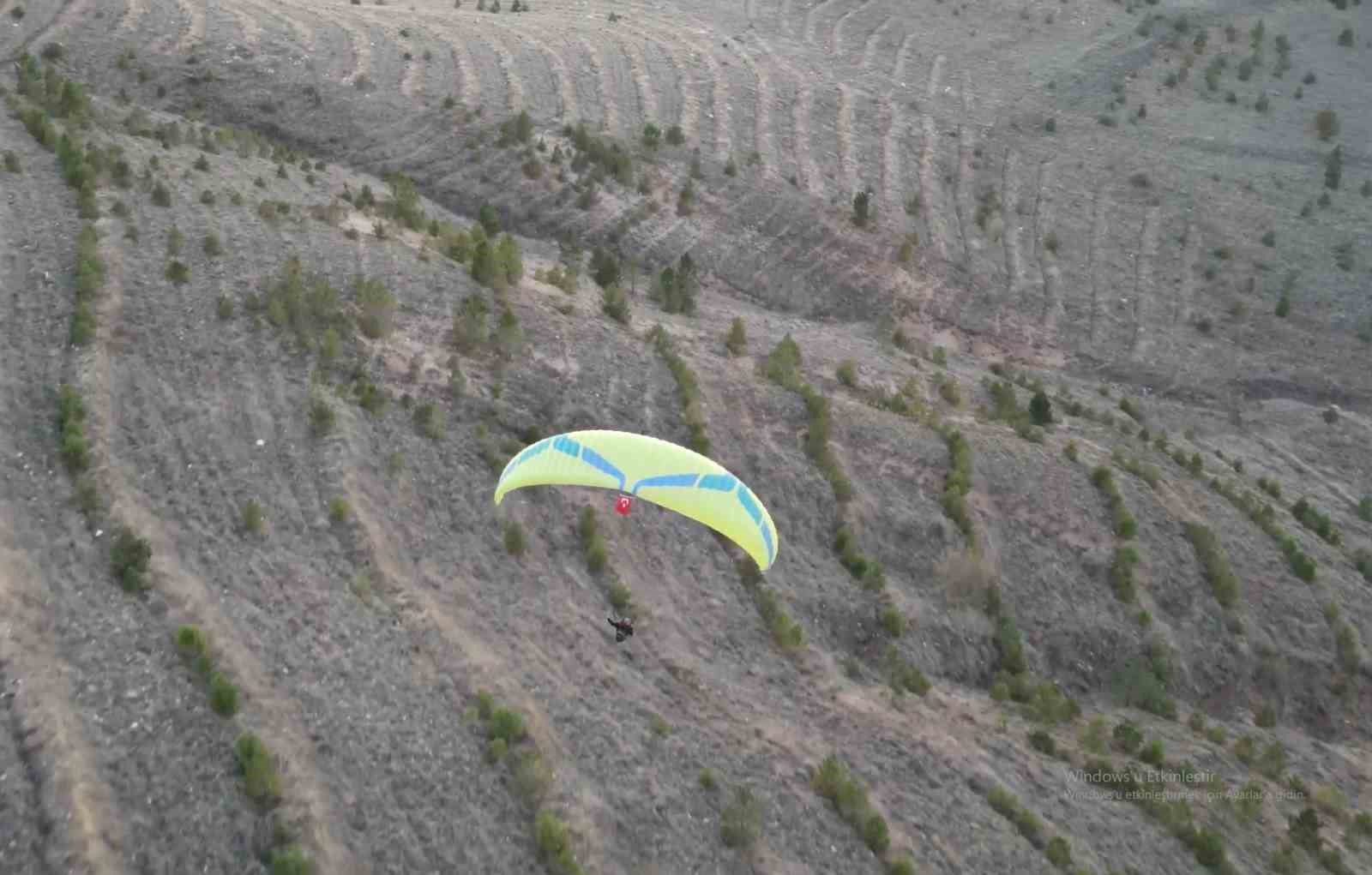 Yamaç paraşütü sporcuları, 29 Ekim Cumhuriyet Bayramı’nı gökyüzünde kutladı
