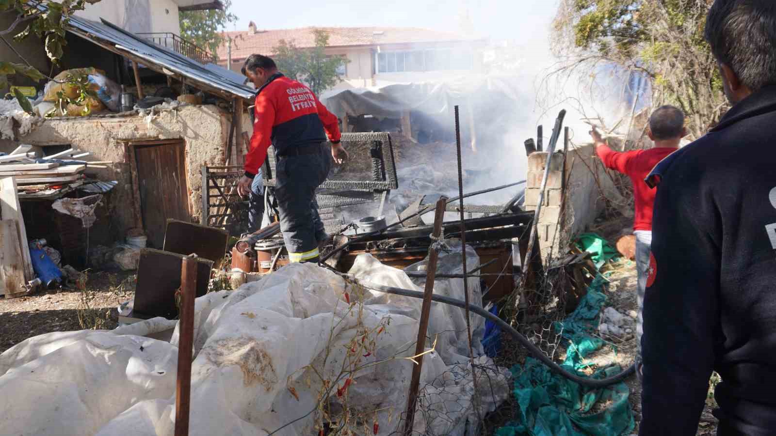 Bahçede çıkıp hayvanların bulunduğu ahıra sıçrayan yangın itfaiyenin hızlı müdahalesi ile söndürüldü
