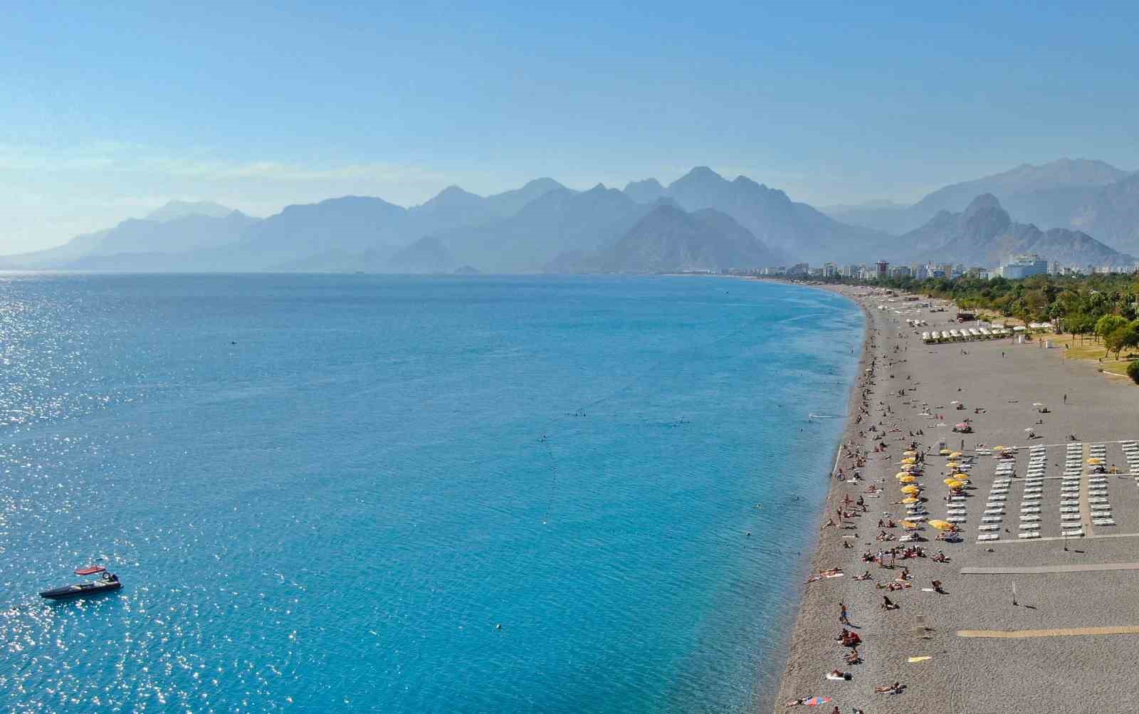 Antalya’dan ekim sonunda yaz ayı tadında ’kıskandıran’ görüntüler
