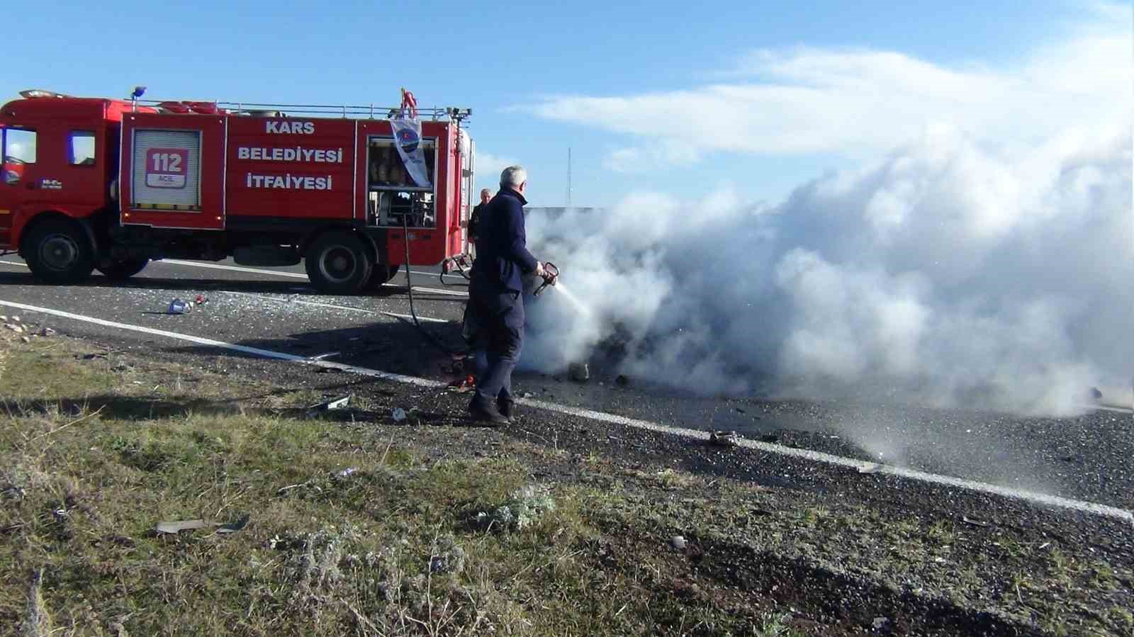 Kars’ta kaza yapan otomobil alev topuna döndü
