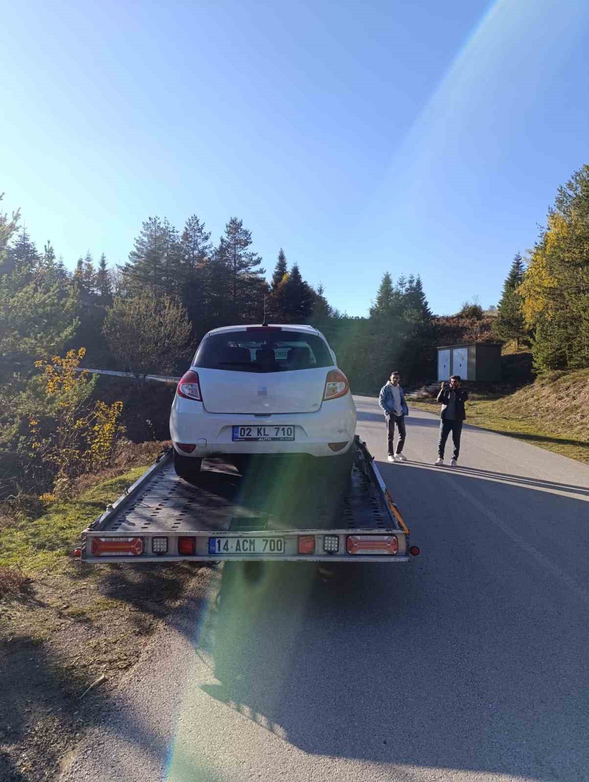 Yedigöller yolunda otomobil, ağaçlık alana uçtu: 2 yaralı
