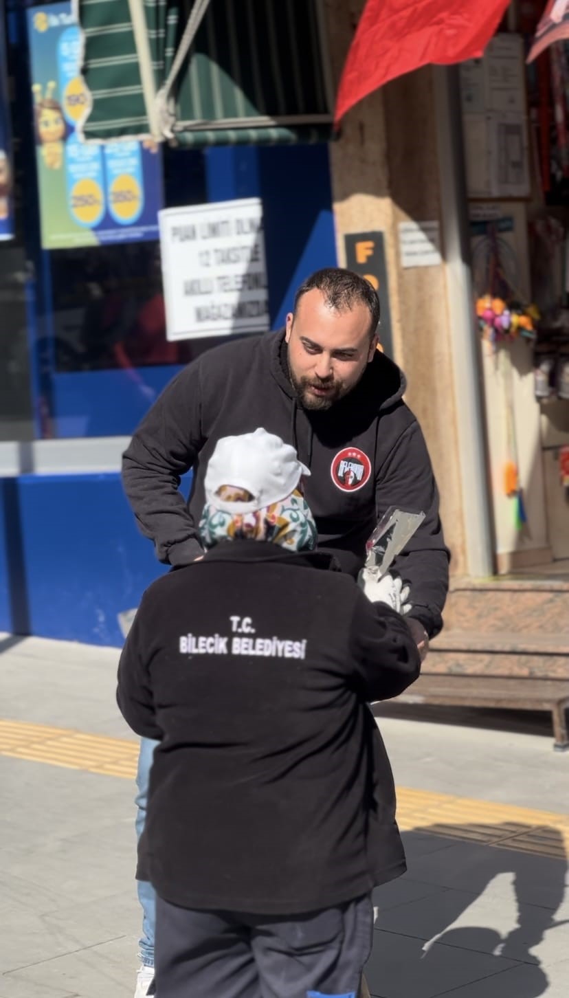 Bilecik&rsquo;te taraftar gruplarından kadına ve &ccedil;ocuğa y&ouml;nelik şiddete karşı karanfilli eylem
