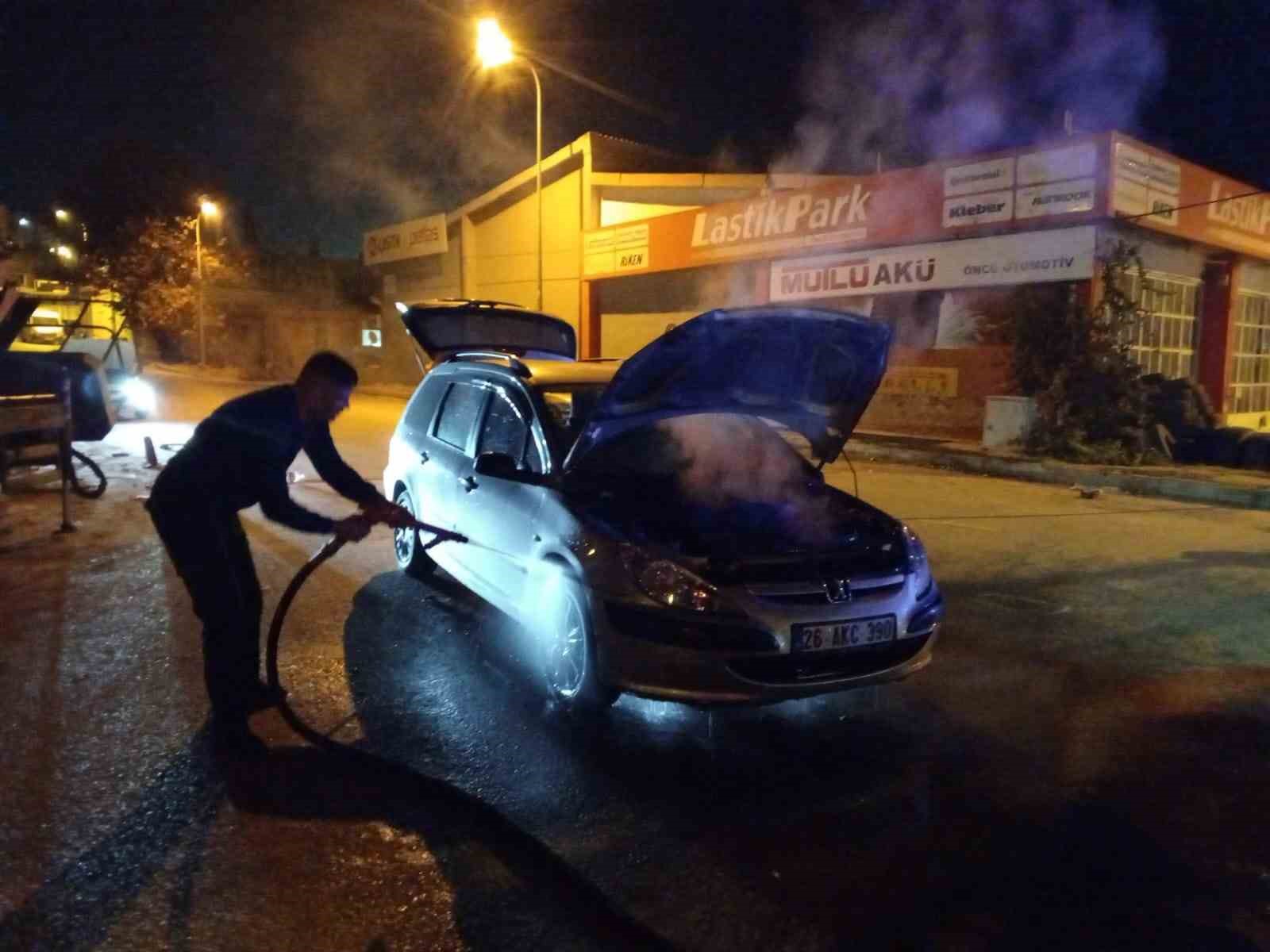 Bilecik&rsquo;te seyir halinde otomobil bir anda alev aldı
