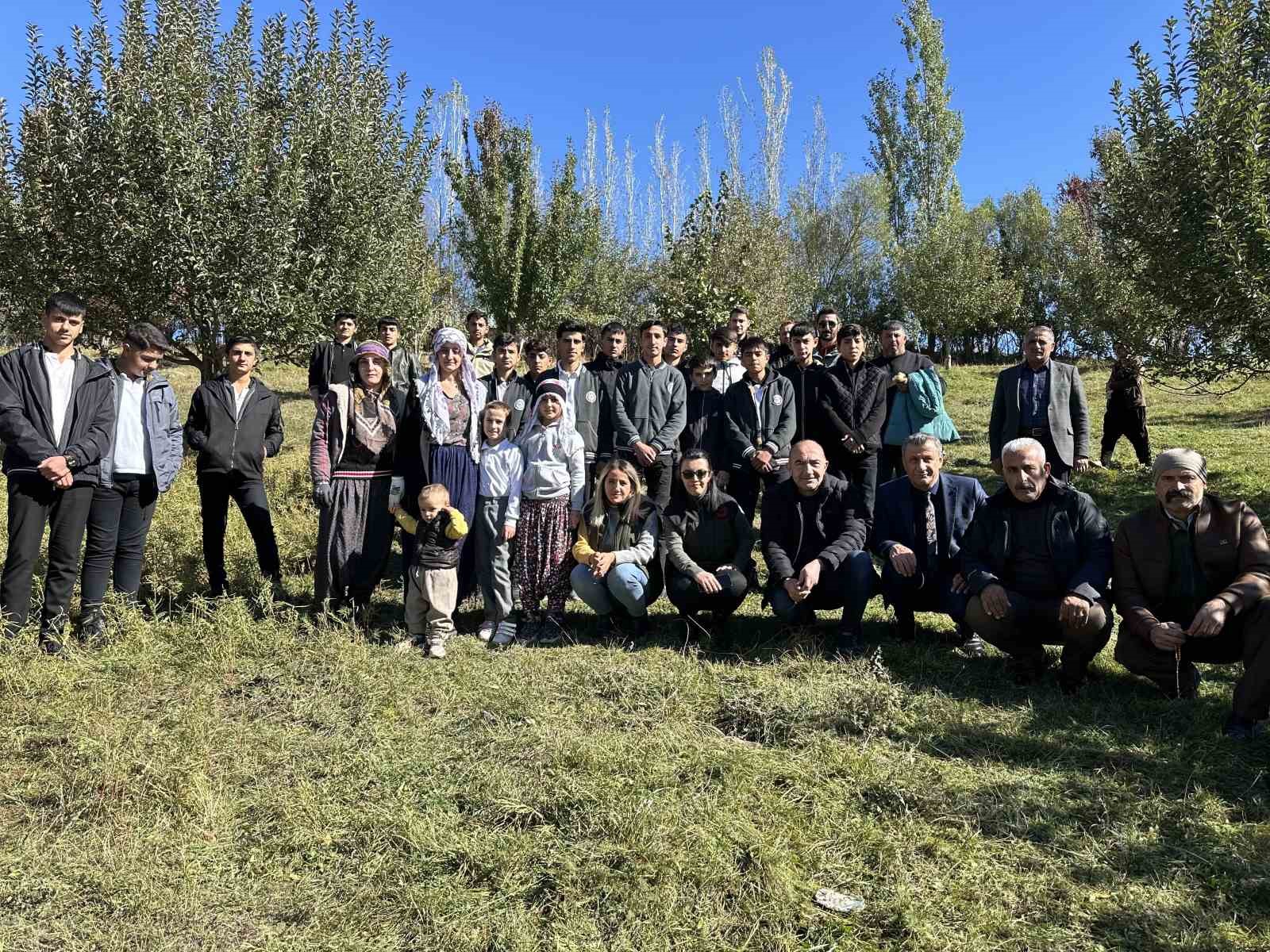 Tarım öğrencileri elma hasadı gerçekleştirdi
