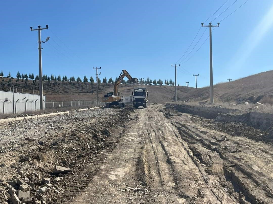 Sungurlu OSB’de bozulan yollar onarılıyor