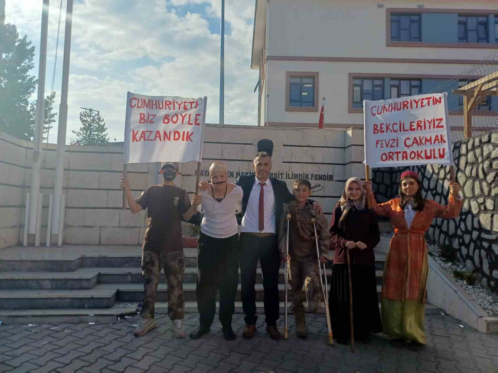 Öğrencilerin 29 Ekim gösterisi büyük beğeni topladı
