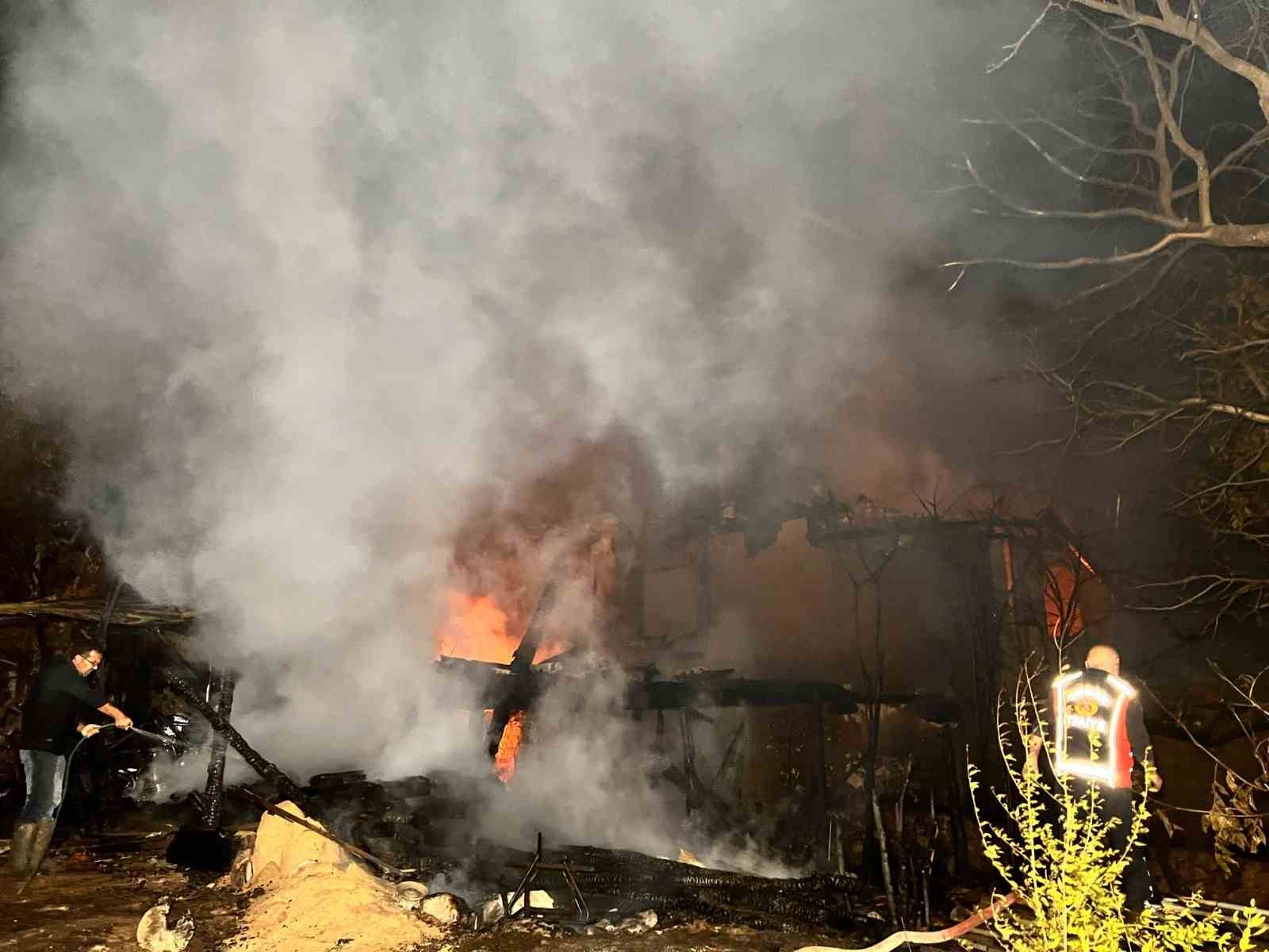 Burdur’da çıkan yangında 2 ev kül oldu
