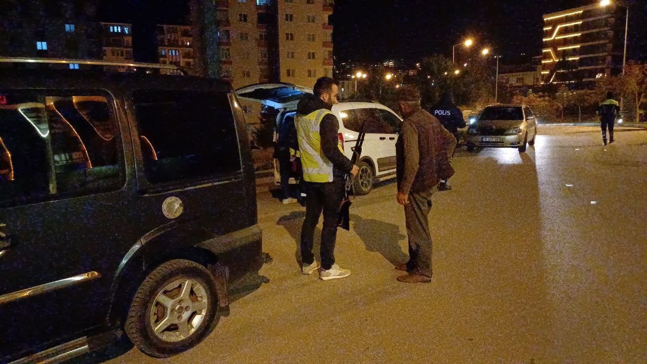 Trafik polislerinin şüphelendiği araçta tüfek ele geçirildi
