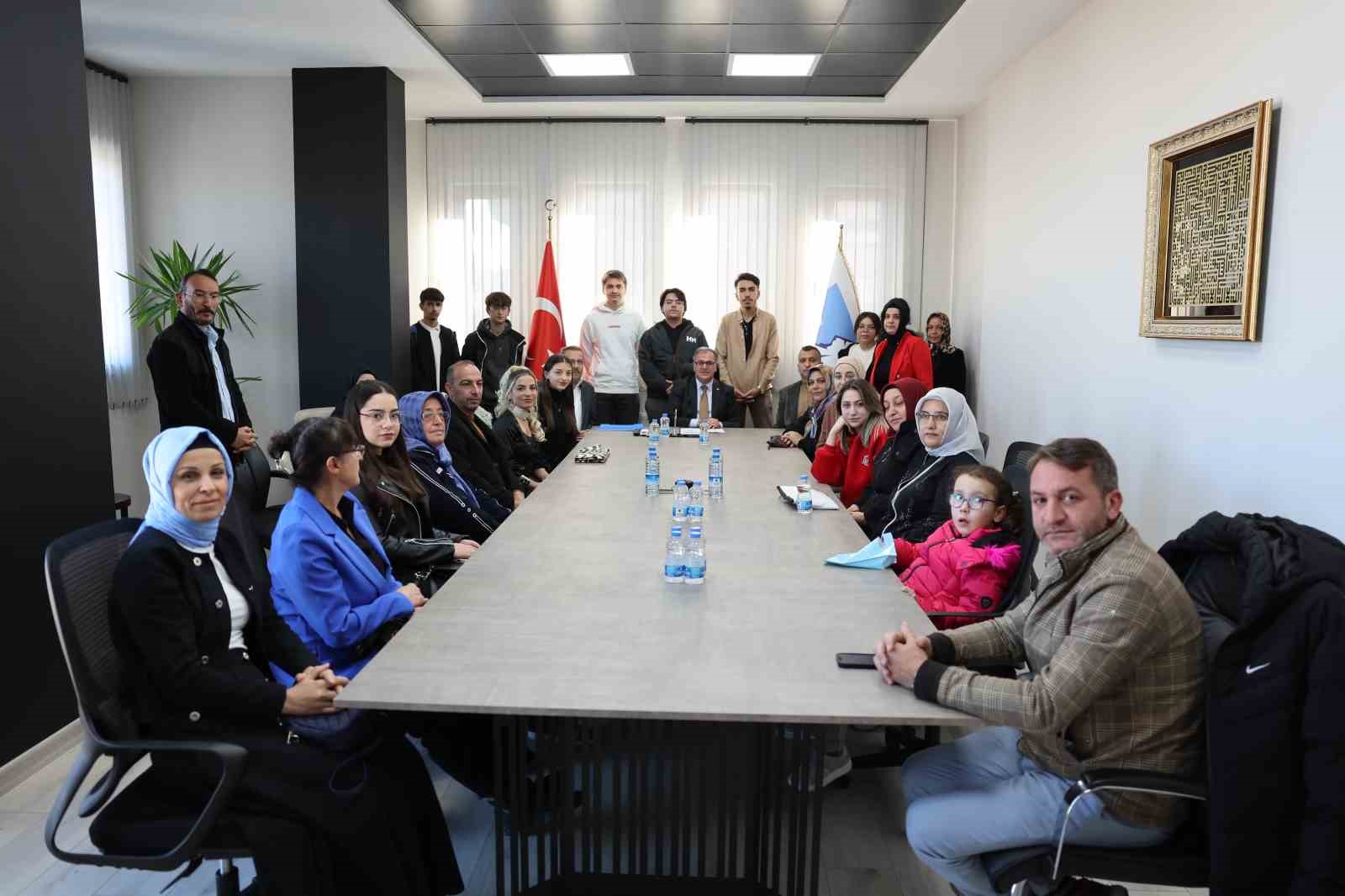 Başkan Özdoğan’dan başarılı YKS öğrencilerine altın hediyesi
