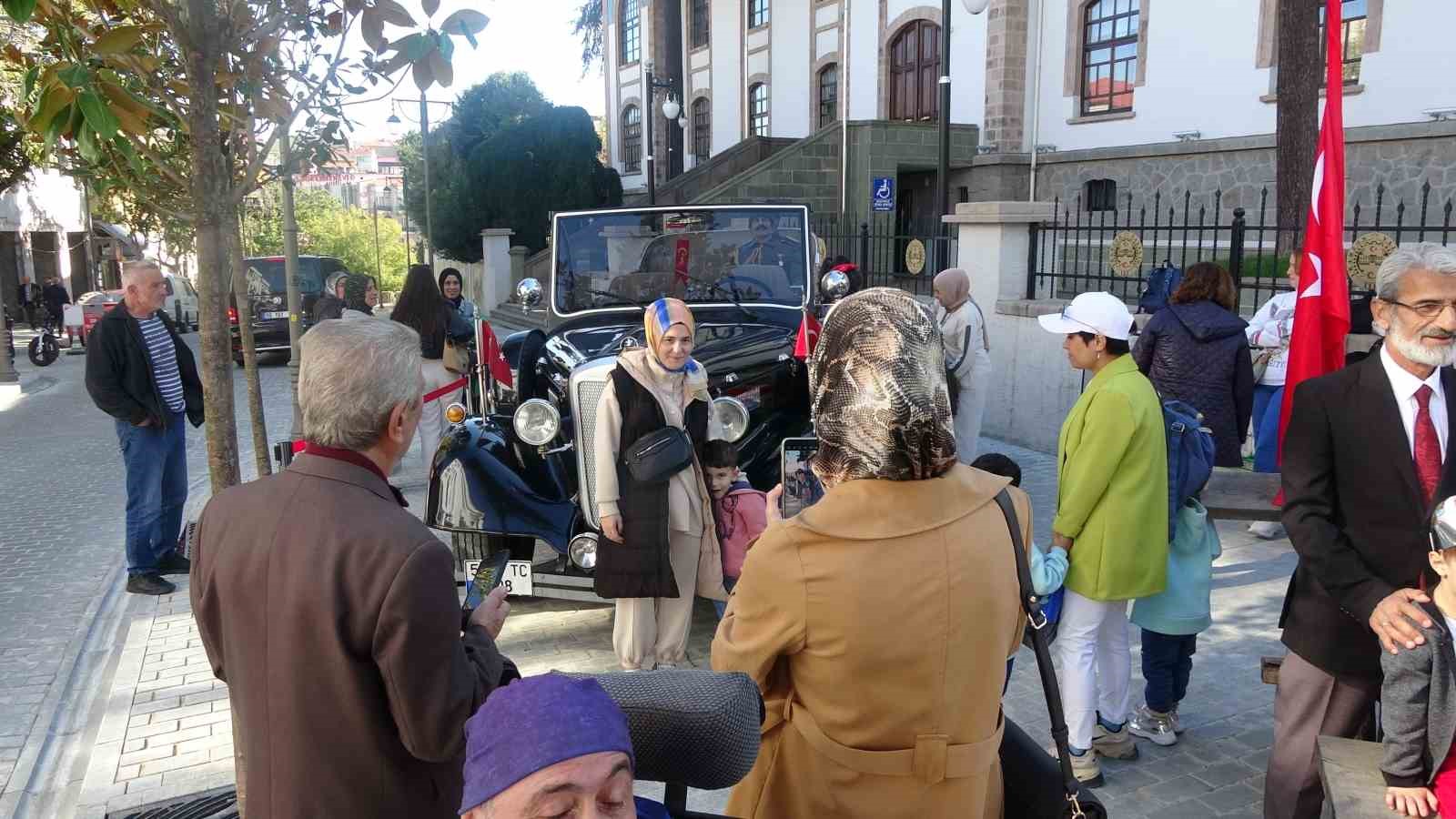 1934 model aracın yanında fotoğraf çektirmek sıraya girdiler
