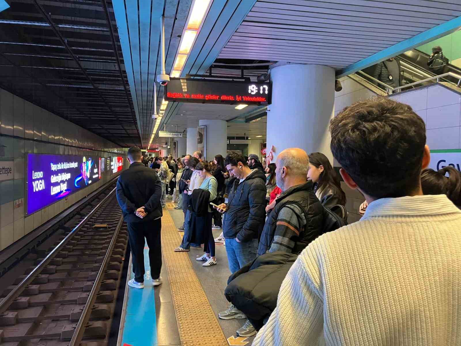 Arıza nedeniyle metro seferleri aksadı, vatandaş 45 dakika bekledi
