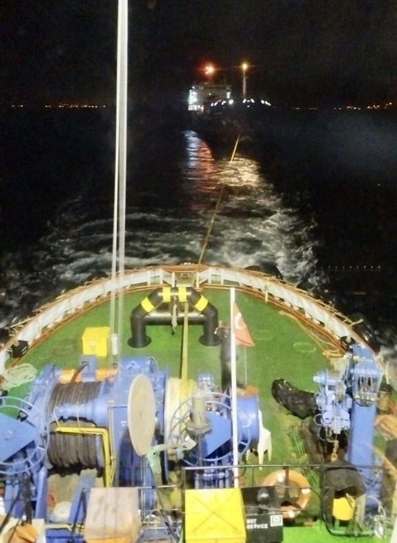 &Ccedil;anakkale Boğazı&rsquo;ndan ge&ccedil;en boş tanker makine arızası yaptı

