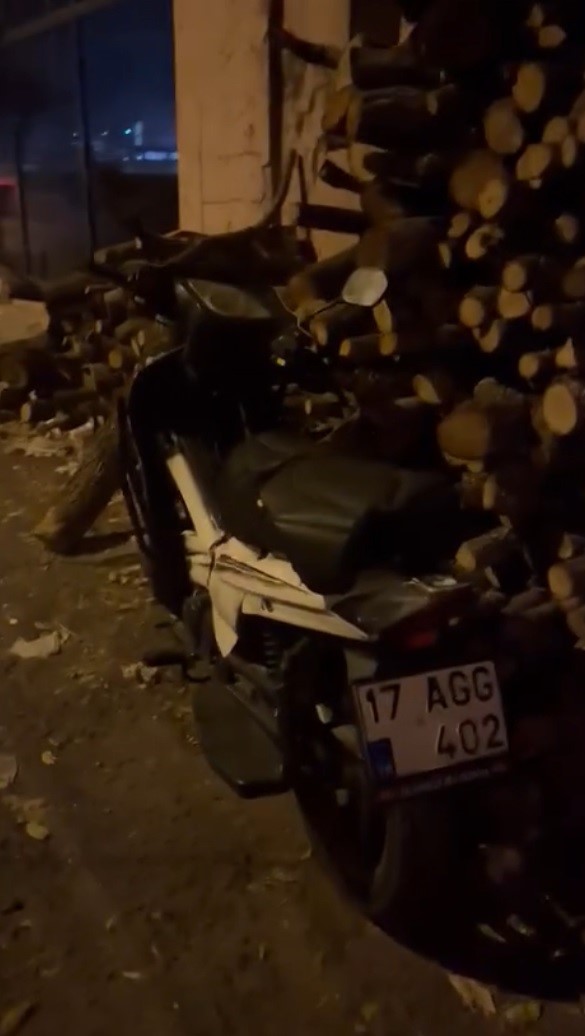 Kasklı motosiklet hırsızı &ouml;nce kameraya, sonra polise yakalandı
