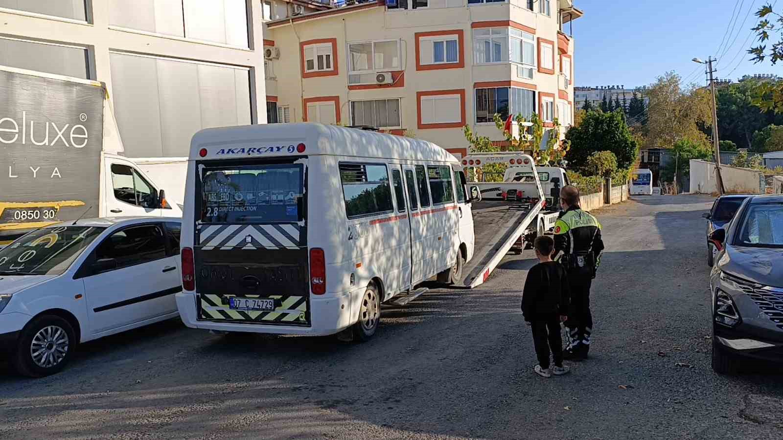 Muayenesi geçen servis bağlandı, öğrenciler başka servisle yollarına devam etti
