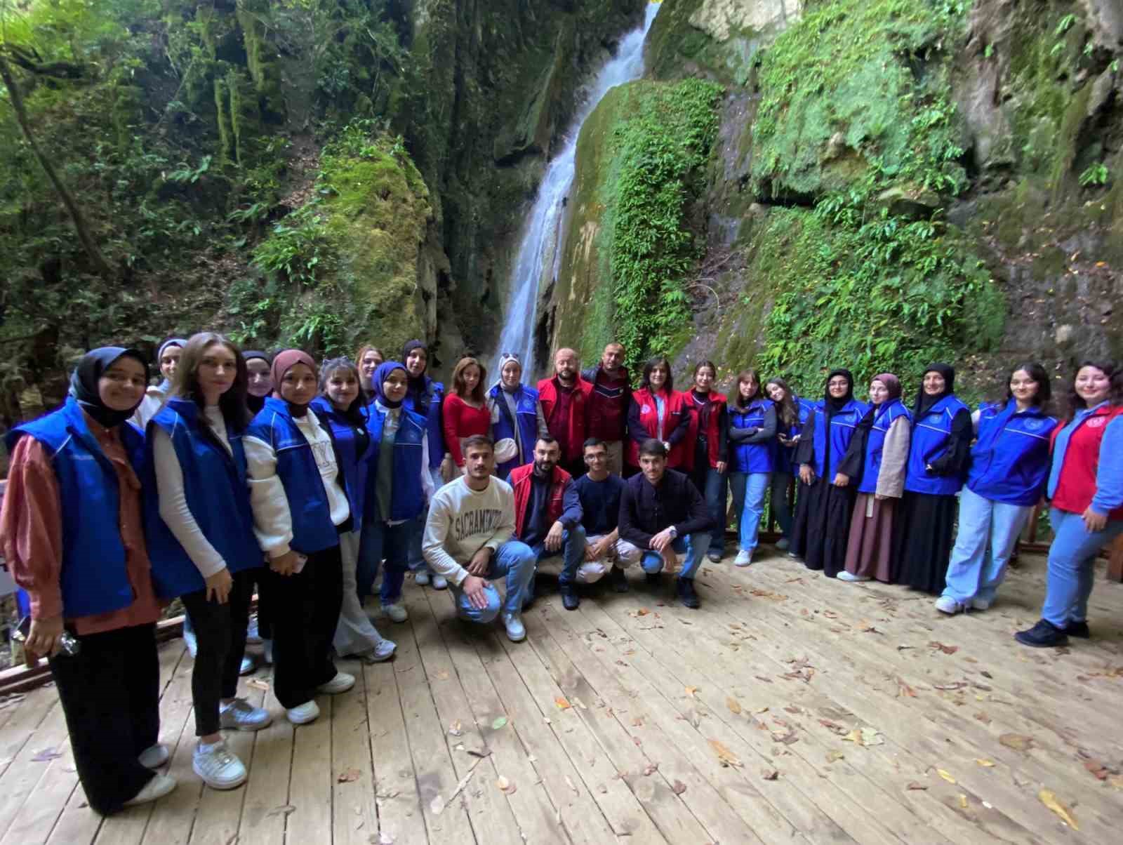 Doğa yürüyüşü ile Aktaş Şelalesi’ni keşfettiler
