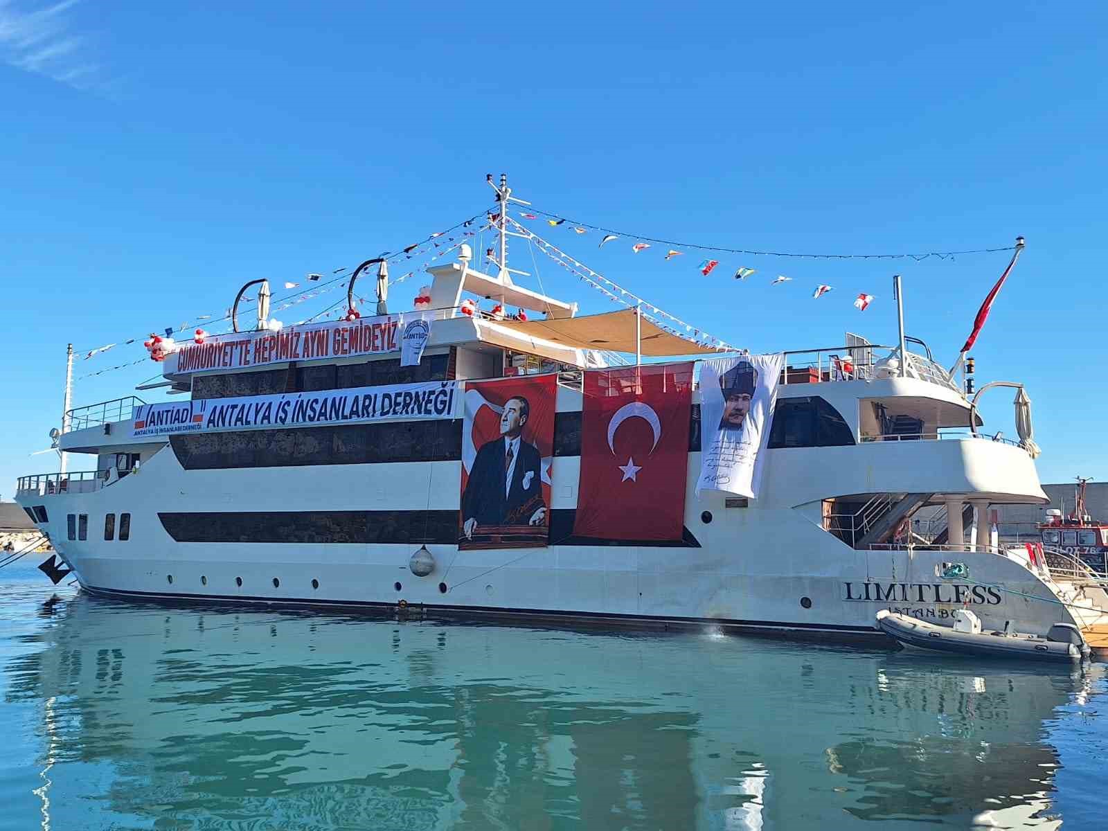 Antalya İş İnsanları Derneği, Cumhuriyet’in 101’nci yılını gemide kutladı
