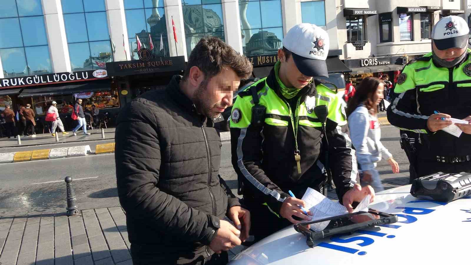 Taksim’de yaya yolunu işgal eden motosiklet sürücülerine ceza yağdı
