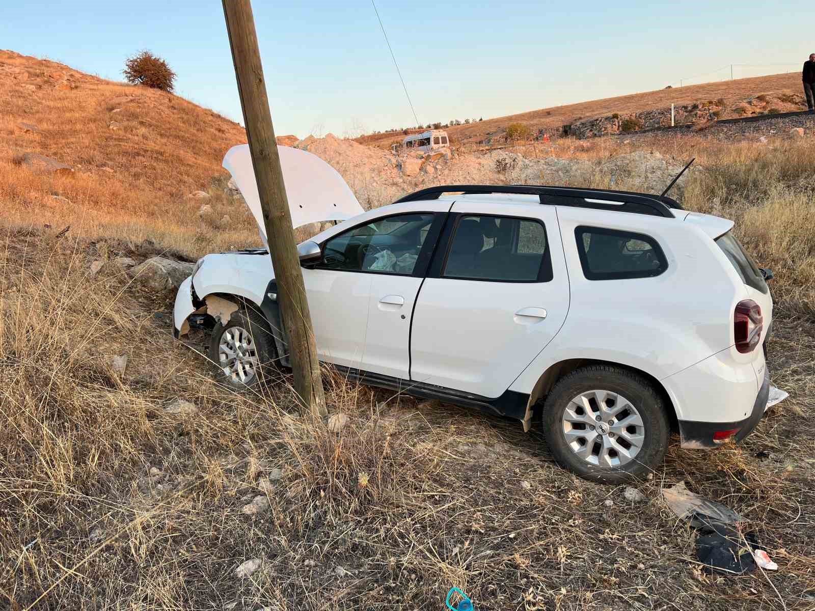 Elazığ’da otomobil şarampole yuvarlandı: 3 yaralı