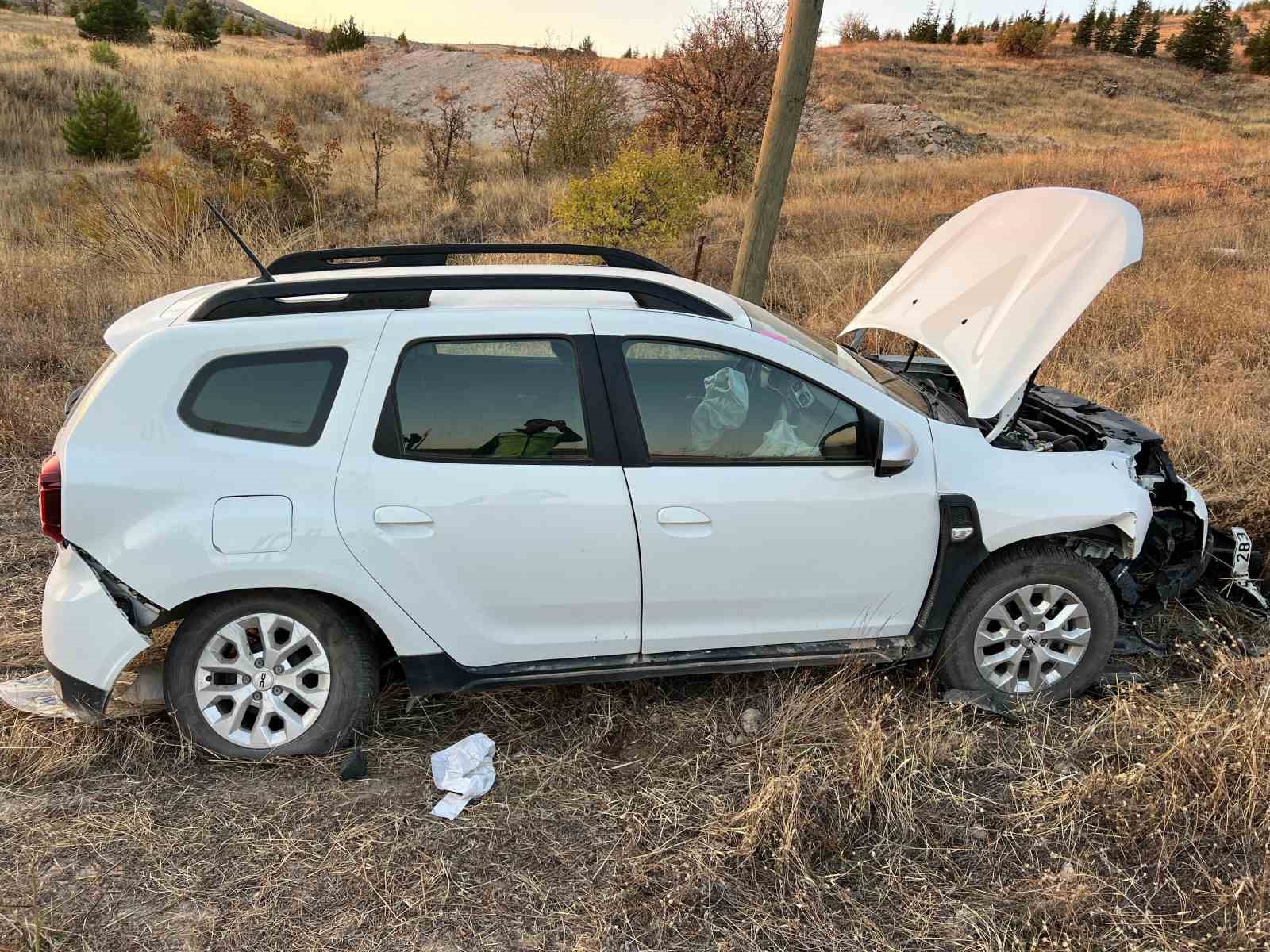 Elazığ’da otomobil şarampole yuvarlandı: 3 yaralı