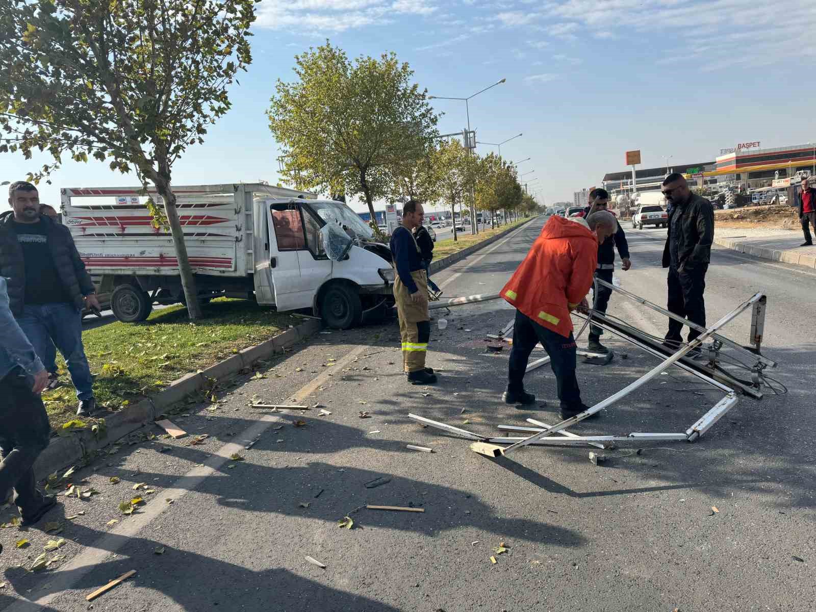 Mardin’de sürücüsünün direksiyon hakimiyetini kaybettiği kamyonet elektrik direğine çarptı