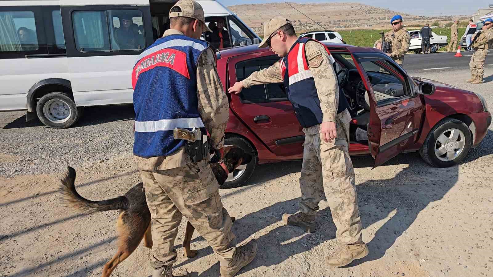 Diyarbakır’da jandarma denetiminde 8 asker kaçağı tespit edildi